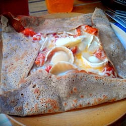 Creperie Bretonne - Galette "Andouillarde"- andouille de Bretagne, oeuf, tomates, emmental + avec supplément andouille de guéméné et chèvre !