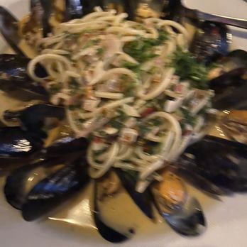 Pink Onion - Mussel Pasta (Look at all those mussels!!) - Pizza Near Me - San Francisco, California Pink Onion - Mussel Pasta (Look at all those mussels!!) - Pizza Near Me - San Francisco, California