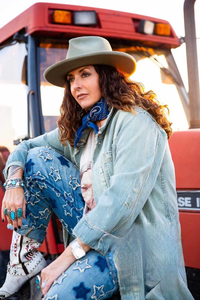 Weathered And Worn Logo