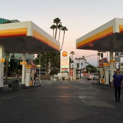 Studio City Shell - Very good gas station, every body friendly, amazing service