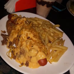 Zacks - Hot Chili Dog com fritas. Milkshake The Wonder atrás. Delícia!