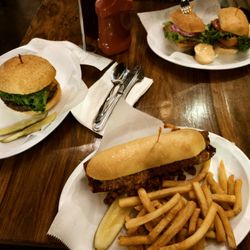 Burgers and Brew - 热狗,三明治,汉堡。份量足够大,味道也还OK。