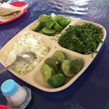 Barbacoa El Rey - Onions, cilantro, limes for your tacos - Tacos Near Me - Toluca de Lerdo, MEX