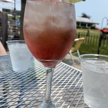 Siren Kitchen and Bar - Rosé spritzer - Cocktail Bars Near Me - Essex, Connecticut Siren Kitchen and Bar - Rosé spritzer - Cocktail Bars Near Me - Essex, Connecticut
