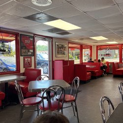 Mel's Hot Dogs - Inside seating area -- immaculate! 15/10!