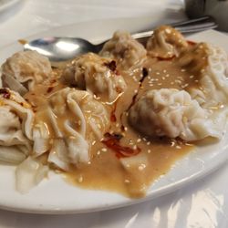 Cuisine Cantonaise - Wontons in spicy peanut sauce