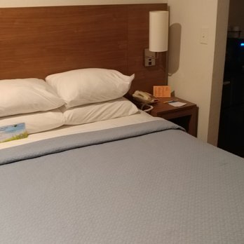 Days Inn by Wyndham Kill Devil Hills Oceanfront - Wilbur - Queen bed in the Days Inn Kill Devil Hills Oceanfront - Wilbur - Hotels Near Me - Kill Devil Hills, North Carolina Days Inn by Wyndham Kill Devil Hills Oceanfront - Wilbur - Queen bed in the Days Inn Kill Devil Hills Oceanfront - Wilbur - Hotels Near Me - Kill Devil Hills, North Carolina