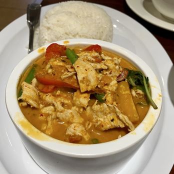 Sue's Kitchen - Chicken red curry - Thai Near Me - El Sobrante, California