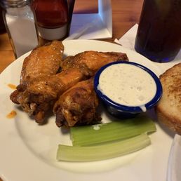 Smoked Jumbo Wings - 4 ct with combo platter Smoked Jumbo Wings - 4 ct with combo platter