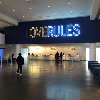 Brooklyn Museum - Lobby and ticket counter - Art Museums Near Me - Brooklyn, New York