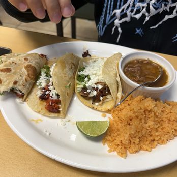 Taqueria El Pavoreal - 2 tacos de pastor and 1 carnitas frijoles charros and arroz - Food Trucks Near Me - Webster, Texas