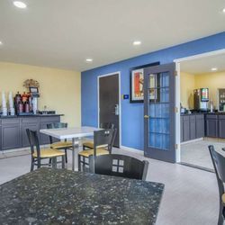 Days Inn & Suites by Wyndham Waterloo - Breakfast Area