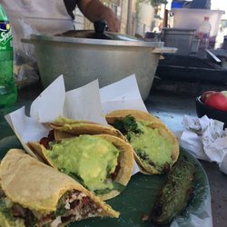 Tacos y tortas "El Chuma" - De asada, pollo y chorizo con mayonesa, y una salsa casera muy rica!
