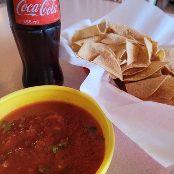 Tacos El Mexicano - Complementary chips (thick, overcooked) and salsa (flavorful, fresh) - Mexican Near Me - Topeka, Kansas Tacos El Mexicano - Complementary chips (thick, overcooked) and salsa (flavorful, fresh) - Mexican Near Me - Topeka, Kansas