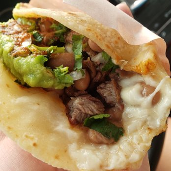 Tacos El Yaqui - El perron: queso, carne, guacamole, salsa y frijoles - Tacos Near Me - Rosarito, BCN