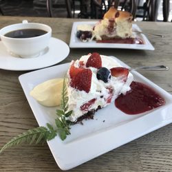 Café Cabriole - Kahden palan taktiikalla Porvoossa, Raparperipiirakkaa vadelmamelballa ja mansikkakermakakkua mansikkamelballa