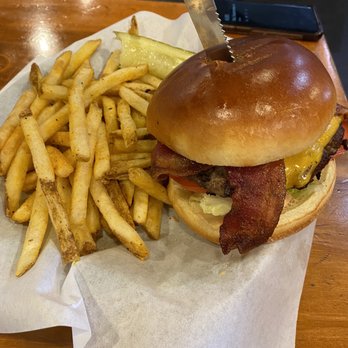 Lengthwise: The Pub - Bacon cheeseburger. - American Near Me - Bakersfield, California