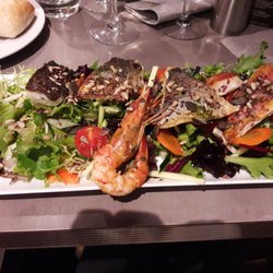 Le Romarin - Salade du pécheur, beau morceaux de poissons mais un peu trop de salade. Une ou deux gambas et noix de st Jacques en plus