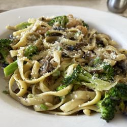 Fettuccine Pasta with Shrimps & mushroom (added broccoli)