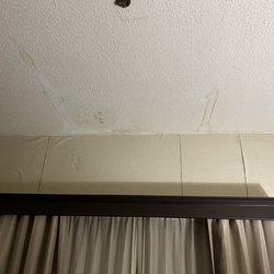 Quality Suites - Leaking ceiling, peeling wallpaper.