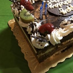 Tuxedo cake with kiwi peel Tuxedo cake with kiwi peel