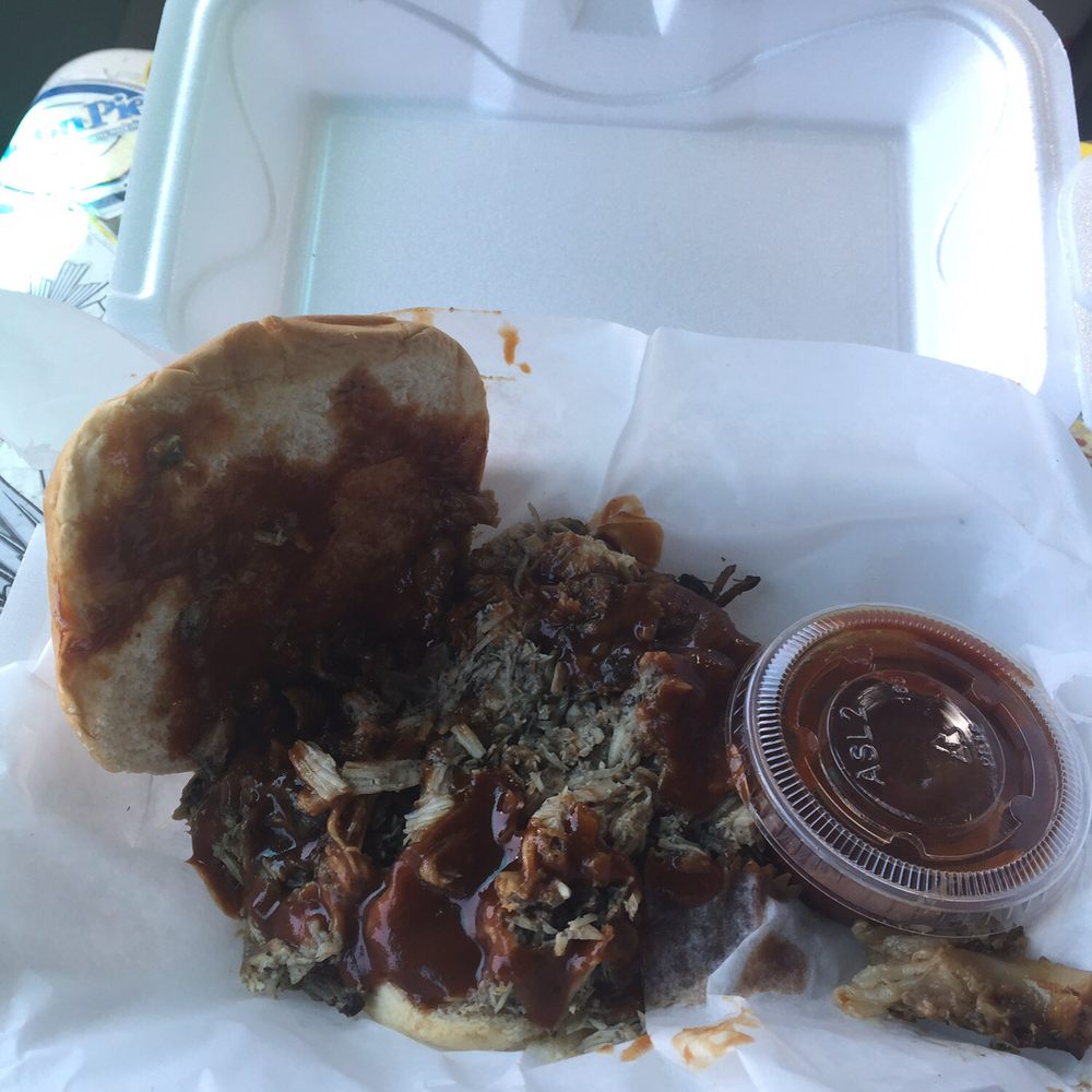 Memphis Barbeque & Blues - The pulled chicken sandwich - Food Trucks Near Me Memphis Barbeque & Blues - The pulled chicken sandwich - Food Trucks Near Me
