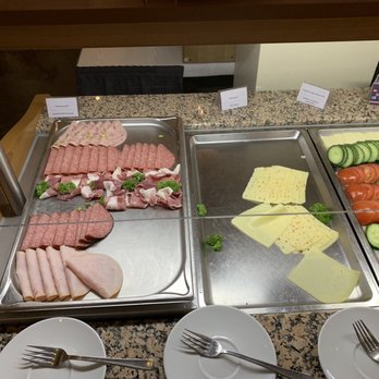 Nordic Hotel Domicil - Breakfast and lunch meats and cheeses. Maybe make a lunch sandwich to go? - Bed & Breakfast Near Me - Hamburg, HH