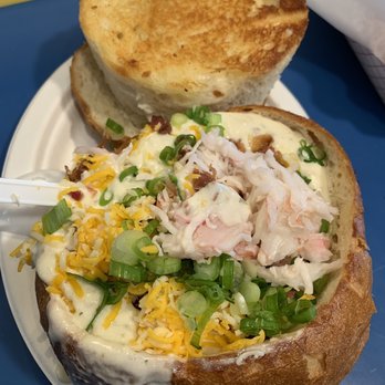 Splash Cafe - Clam chowder with seafood, green onions, cheese, and bacon - American Near Me - Pismo Beach, California Splash Cafe - Clam chowder with seafood, green onions, cheese, and bacon - American Near Me - Pismo Beach, California