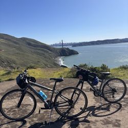 Golden Gate Bridge Bike Rentals - Bikes in front of Golden Gate Bridge