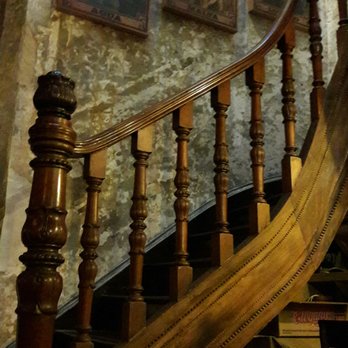 Berlina Boulevard - Elegante escalera de Berlina - Beer Bar Near Me - Rosario, S
