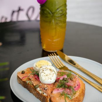 Craft & Common - Smoked Salmon Toast - Coffee & Tea Near Me - Orlando, Florida Craft & Common - Smoked Salmon Toast - Coffee & Tea Near Me - Orlando, Florida