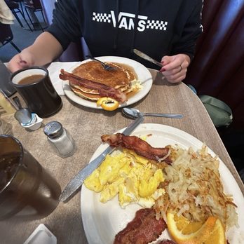 Nicely's - Scrambled egg hash brown bacon and pancakes. - American Near Me - Lee Vining, California