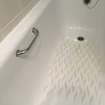 Maldron Hotel - Dirty tub  It has seen better days - Hotels Near Me - Derry, DRY