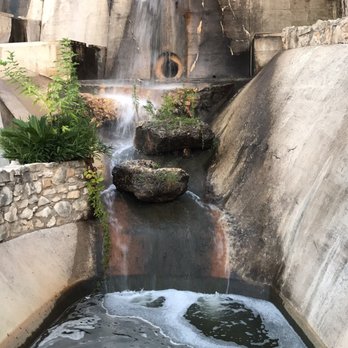 Shack 512 - Pretty waterfall fountain just outside the restaurant - Breakfast & Brunch Near Me - Volente, Texas Shack 512 - Pretty waterfall fountain just outside the restaurant - Breakfast & Brunch Near Me - Volente, Texas