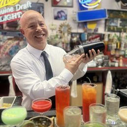 A successfully trained bartender. A successfully trained bartender.