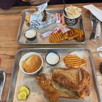 Smoke & Fire Social Eatery - Chicken tenders w/Mac and Cheese. - Comfort Food Near Me - Paramount, California Smoke & Fire Social Eatery - Chicken tenders w/Mac and Cheese. - Comfort Food Near Me - Paramount, California