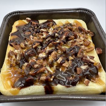 Cheesecake lab - Southern Style cheesecake with pecans, caramel, and chocolate - Bakeries Near Me - Baton Rouge, Louisiana