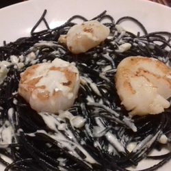 Tôt ou Tard - Pétoncles-Spaghettis à l'encre de seiche.