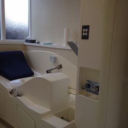 Chen's Natural Healthcare - Colon hydrotherapy device and room. Comfortable and efficient