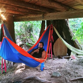 Mountain View's  Tree House Joint - The hubby chilling under the tree house - Bed & Breakfast Near Me - Monroe, Washington