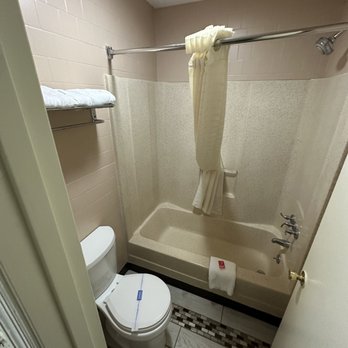Econo Lodge - Clean bathroom, with toiletries provided and a freshly mopped floor - Hotels Near Me - Walterboro, South Carolina Econo Lodge - Clean bathroom, with toiletries provided and a freshly mopped floor - Hotels Near Me - Walterboro, South Carolina
