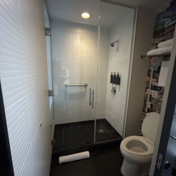 Moxy Asheville - Bath - Hotels Near Me - Asheville, North Carolina Moxy Asheville - Bath - Hotels Near Me - Asheville, North Carolina