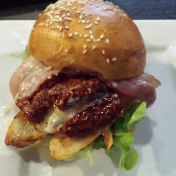 Les Gratinés - Burger poulet et lard grillés, tomates séchées et sauce au gorgonzola. Les recettes burgers sont changées régulièrement selon les saisons. - French Near Me - Lyon, 69