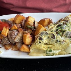 Olde Dominion Tavern - Steak and mushroom omelet with home fries