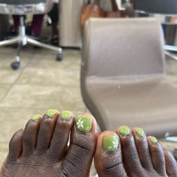 Pedicure w/white flowers