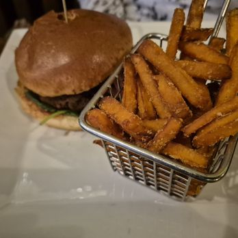 Celtic Corner - Black Bean Buger - Baby Spinach, Pickeled Red Onion, Avovado, Red Pepper Aioli, Sweet Potato Fries - Irish Pub Near Me - Hawthorne, New Jersey
