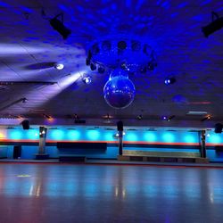 Skates Rollertainment - Maple wood skating floor with mirror ball and professional lighting