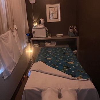 Kama'aina Massage Spa - Chilly room but they heated the table at my request - Reflexology Near Me - Honolulu, Hawaii Kama'aina Massage Spa - Chilly room but they heated the table at my request - Reflexology Near Me - Honolulu, Hawaii