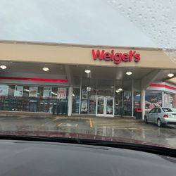 Weigel's Store No 54 - Grocery store entrance