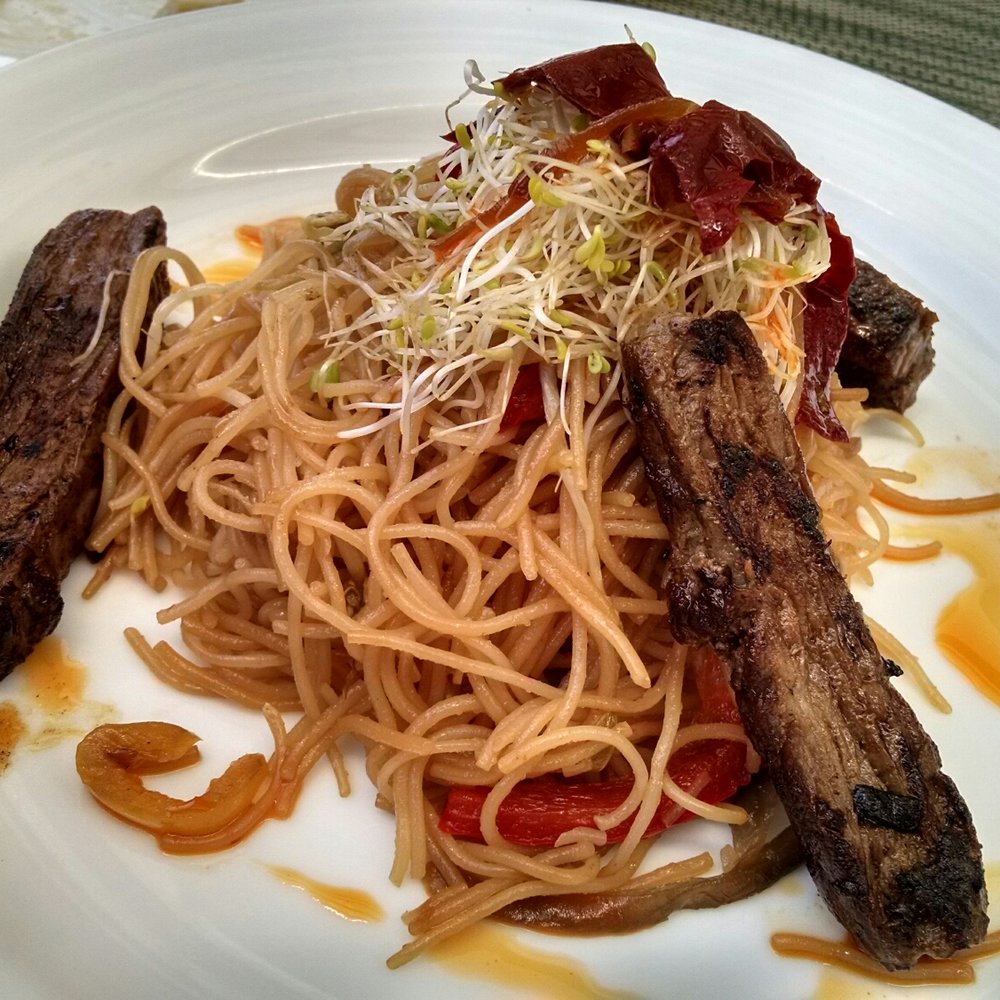 Olio - Thai Salad (grilled beef on spicy noodles) - Mediterranean Near Me - Cancún, ROO Olio - Thai Salad (grilled beef on spicy noodles) - Mediterranean Near Me - Cancún, ROO